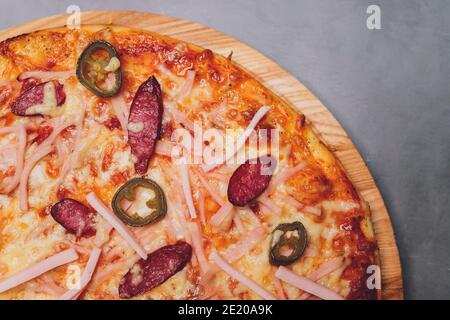 Vue de dessus de pizza sicilienne avec salami, courgettes, jalapeno et poivron Banque D'Images