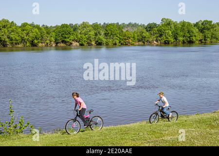 Alabama Monroeville Isaac Creek Campground, Claiborne Lake Alabama River Lakes eau, fille garçon vélos d'équitation, Banque D'Images