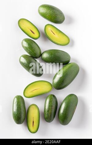 Mini avocat Stoneless ou avocat cocktail. Cocktail avocat a la peau comestible. Il est formé à partir de fleurs non pollinisées, ce qui empêche la formation de la pierre et arrête la croissance. Banque D'Images