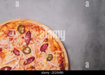 Vue de dessus de pizza sicilienne avec salami, courgettes, jalapeno et poivron Banque D'Images