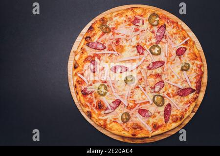 Vue de dessus de pizza sicilienne avec salami, courgettes, jalapeno et poivron Banque D'Images