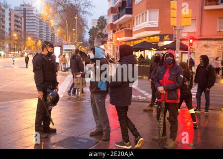 Barcelone, Espagne. 10 janvier 2021. Les antifascistes sont vus en train de se disputer avec la police pendant la manifestation. Près des élections de la Generalitat de Catalogne, le parti d'extrême droite espagnol Vox, met en place une tente d'information sur l'Avenida Meridiana, une avenue de Barcelone où il y a des manifestations hebdomadaires pour l'indépendance de la Catalogne. Les groupes antifascistes et indépendantistes catalans ont organisé une manifestation contre la tente d'information du parti Vox. La police a empêché l'approche et a identifié des personnes des groupes antifascistes crédit: SOPA Images Limited/Alay Live News Banque D'Images