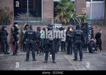 Les policiers identifient des membres de groupes antifascistes au cours de la manifestation. Près des élections de la Generalitat de Catalogne, le parti d'extrême droite espagnol Vox, met en place une tente d'information sur l'Avenida Meridiana, une avenue de Barcelone où il y a des manifestations hebdomadaires pour l'indépendance de la Catalogne. Les groupes antifascistes et indépendantistes catalans ont organisé une manifestation contre la tente d'information du parti Vox. La police a empêché l'approche et a identifié des personnes des groupes antifascistes Banque D'Images