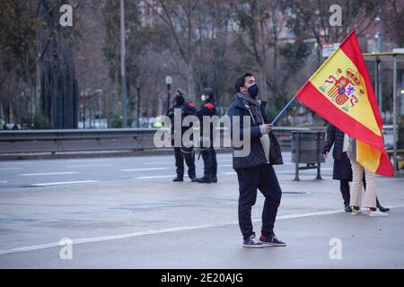 Barcelone, Espagne. 10 janvier 2021. Un manifestant détient un drapeau d'indépendance catalan pendant la manifestation. Près des élections de la Generalitat de Catalogne, le parti d'extrême droite espagnol Vox, met en place une tente d'information sur l'Avenida Meridiana, une avenue de Barcelone où il y a des manifestations hebdomadaires pour l'indépendance de la Catalogne. Les groupes antifascistes et indépendantistes catalans ont organisé une manifestation contre la tente d'information du parti Vox. La police a empêché l'approche et a identifié des personnes des groupes antifascistes crédit: SOPA Images Limited/Alay Live News Banque D'Images