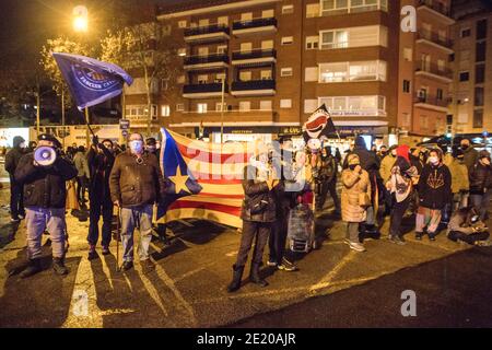 Les manifestants antifascistes et les activistes indépendantistes catalans marchont dans la rue pendant la manifestation. Près des élections de la Generalitat de Catalogne, le parti d'extrême droite espagnol Vox, met en place une tente d'information sur l'Avenida Meridiana, une avenue de Barcelone où il y a des manifestations hebdomadaires pour l'indépendance de la Catalogne. Les groupes antifascistes et indépendantistes catalans ont organisé une manifestation contre la tente d'information du parti Vox. La police a empêché l'approche et a identifié des personnes des groupes antifascistes Banque D'Images