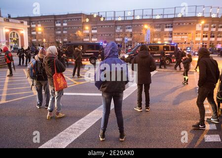 Barcelone, Espagne. 10 janvier 2021. Les antifascistes sont vus en train de se disputer avec la police pendant la manifestation. Près des élections de la Generalitat de Catalogne, le parti d'extrême droite espagnol Vox, met en place une tente d'information sur l'Avenida Meridiana, une avenue de Barcelone où il y a des manifestations hebdomadaires pour l'indépendance de la Catalogne. Les groupes antifascistes et indépendantistes catalans ont organisé une manifestation contre la tente d'information du parti Vox. La police a empêché l'approche et a identifié des personnes des groupes antifascistes crédit: SOPA Images Limited/Alay Live News Banque D'Images