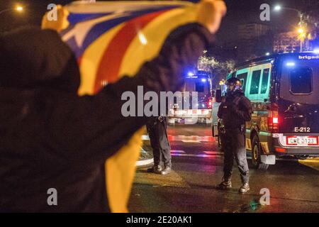 Barcelone, Espagne. 10 janvier 2021. Un manifestant détient un drapeau d'indépendance catalan pendant la manifestation. Près des élections de la Generalitat de Catalogne, le parti d'extrême droite espagnol Vox, met en place une tente d'information sur l'Avenida Meridiana, une avenue de Barcelone où il y a des manifestations hebdomadaires pour l'indépendance de la Catalogne. Les groupes antifascistes et indépendantistes catalans ont organisé une manifestation contre la tente d'information du parti Vox. La police a empêché l'approche et a identifié des personnes des groupes antifascistes crédit: SOPA Images Limited/Alay Live News Banque D'Images