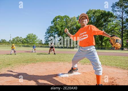 Alabama Monroeville Veterans Park Little League baseball, Black boy mâle Pitcher ball gant joueurs pratique sur le terrain, Banque D'Images