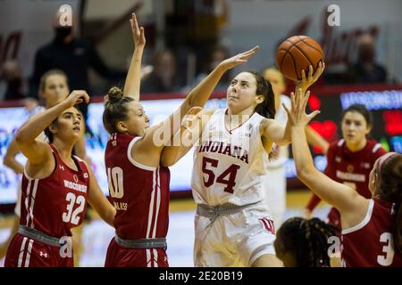 Bloomington, États-Unis. 10 janvier 2021. Le Mackenzie Holmes d'IU (54) joue contre le Wisconsin pendant le match de basket-ball féminin de la NCAA à Assembly Hall. Les Hoosiers remportent contre les Badgers 74-49. Crédit : SOPA Images Limited/Alamy Live News Banque D'Images