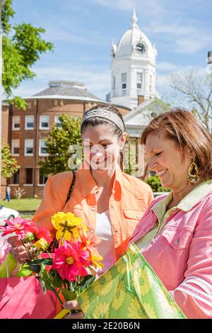 Alabama Monroeville Courthouse Square, la finition touche les femmes amis shopping shoppers, Old Courthouse Heritage Museum, construit 1903 fleurs, Banque D'Images