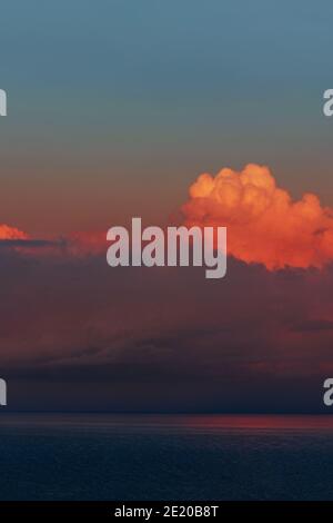 Coucher de soleil avec ciel spectaculaire et nuages colorés. Vue fantastique sur le ciel sombre couvert et la mer Banque D'Images