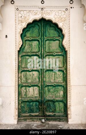 La porte verte dans le musée du Palais de la ville de Jodhpur, Rajasthan, Inde. Banque D'Images