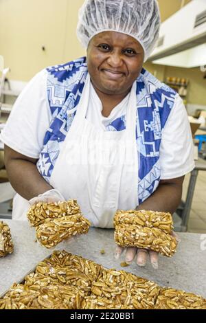 Alabama fort Deposit Priester's pecans Candy Maker, Black Woman femmes travailleur de production employé de l'emploi rouleaux de grumes, Banque D'Images