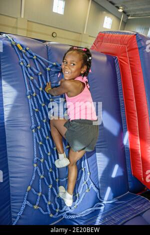 Alabama Troy Community Recreation Center Sportsplex, classe de gymnastique Black Girl grimpant, Banque D'Images