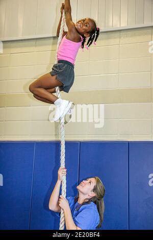 Alabama Troy Community Recreation Center Sportsplex, classe de gymnastique Black girl femme enseignante monte la corde, Banque D'Images