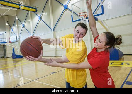 Alabama Troy Community Recreation Center centre Sportsplex, gymnase de basket-ball homme femme jouant la garde, Banque D'Images