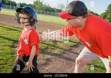 Alabama Troy Sportsplex petite ligue de baseball, homme entraîneur fille coureur de base, Banque D'Images