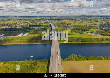 Vue aérienne du pont autoroutier allemand A7, près de Rendsburg, Allemagne. Banque D'Images