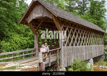 Alabama Troy Pioneer Museum of Alabama a restauré Poole's Bridge, couvert senior homme femme couple visite, Banque D'Images