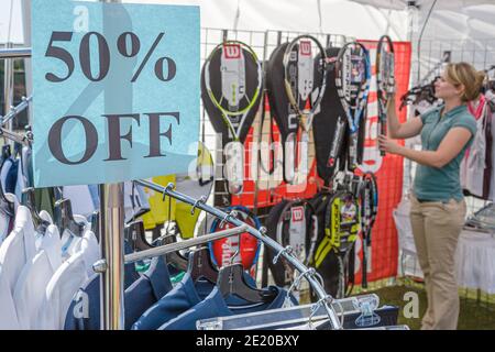 Alabama Dothan Westgate tennis Center Movie Gallery Pro Classic, fournisseur 50 % de réduction sur la vente vêtements habillement accessoires raquettes, shopping Banque D'Images