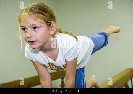 Alabama Dothan Westgate Park Recreation Center centre classe de gymnastique, girl balancing balance BEAM, Banque D'Images