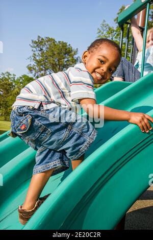 Terrain de jeu Alabama Dothan enfants Black boy escalade toboggan, Banque D'Images