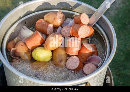 Alabama Dothan Westgate tennis Center centre Movie Gallery Pro Classic, cuisson vapeur de pommes de terre vapeur cuisson à la saucisse, Banque D'Images