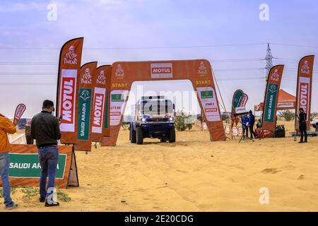 Horimlaa, Arabie Saoudite - 7 janvier 2021 : le camion de course KAMAZ sur la ligne de départ de la phase 5, édition Dakar Rally 2021 Banque D'Images