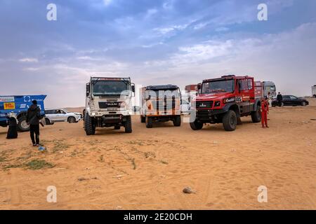 Horimlaa, Arabie Saoudite - 7 janvier 2021 : les camions de course avant le début de la phase 5 du rallye Dakar Banque D'Images