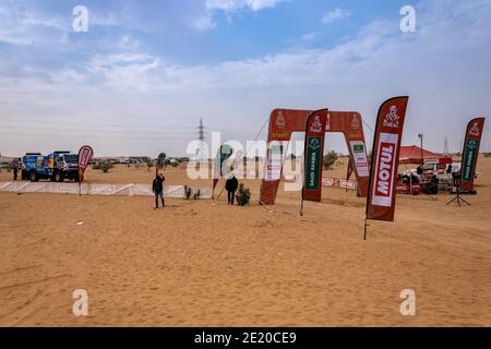 Horimlaa, Arabie Saoudite - 7 janvier 2021 : la porte de départ de la phase 5, Dakar Rally Banque D'Images