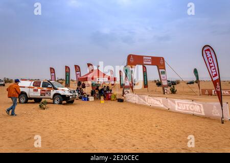 Horimlaa, Arabie Saoudite - 7 janvier 2021 : la porte de départ de la phase 5, Dakar Rally Banque D'Images