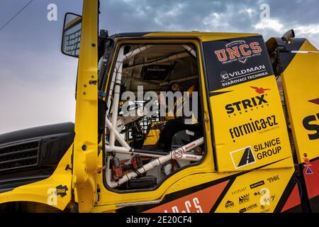 Horimlaa, Arabie Saoudite - 7 janvier 2021 : un pilote de l'équipe Big Shock préparant le camion de course Iveco pour la phase 5 du Dakar Rally Banque D'Images