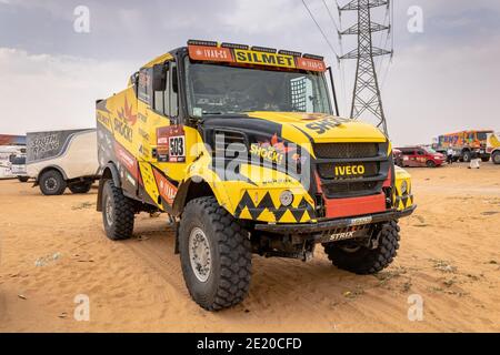 Horimlaa, Arabie Saoudite - 7 janvier 2021: Le camion Iveco de l'équipe Big Shock Racing avant le début de la phase 5 du Dakar Rally Banque D'Images