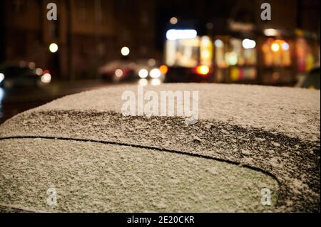 Berlin, Allemagne. 11 janvier 2021. Il y a de la neige sur le toit d'une voiture. Un tramway fonctionne en arrière-plan. Credit: Annette Riedl/dpa/Alay Live News Banque D'Images