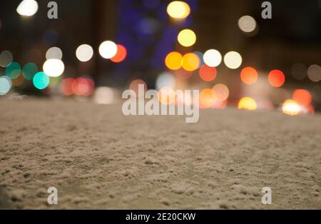 Berlin, Allemagne. 11 janvier 2021. La neige se trouve sur le toit d'une voiture. Les lumières de la rue brillent en arrière-plan. Credit: Annette Riedl/dpa/Alay Live News Banque D'Images