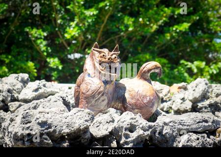 Shisa, gardien de lion et artefact culturel traditionnel de Ryukyan, placé sur un pilier à l'extérieur d'une maison privée sur l'île Taketomi, Okinawa, Japon. Banque D'Images