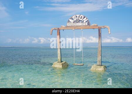 LOMBOK, INDONÉSIE - OCT 23, 2020: Balancement de la plage dans la côte d'Aston Sunset Beach Resort, Gili Trawangan, Lombok Banque D'Images