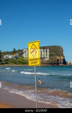 Surf sauvetage dangereux panneau de courant à une plage de Sydney à Avertissez les nageurs des rips dans l'océan, Sydney, Australie Banque D'Images