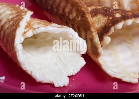 Cône alvéolé glacé au chocolat. Gros plan. Banque D'Images