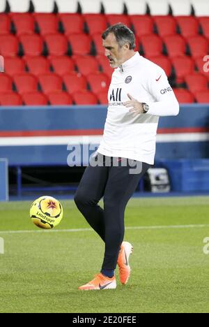 Entraîneur des gardiens de but du PSG Toni Jimenez au cours de l'échauffement avant le championnat français Ligue 1 de football entre Paris Saint-Germain (PSG) et Stade Brestois 29 le 9 janvier 2021 au stade du Parc des Princes à Paris, France - photo Jean Catuffe / DPPI / LM Banque D'Images