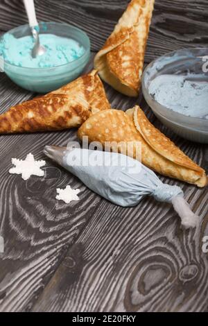 Ingrédients pour la préparation du dessert. Fromage à la crème de différentes couleurs, gaufres et chocolat. Banque D'Images