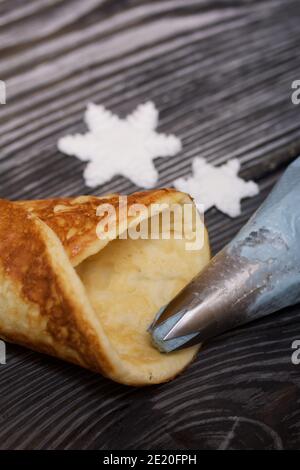 Ingrédients pour la préparation du dessert. Fromage à la crème de différentes couleurs, gaufres et chocolat. Banque D'Images