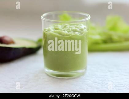 smoothie à l'avocat et au céleri. concept de perte de poids et de nourriture saine. plan de repas végétarien. légumes dans la cuisine. smoothie vert mélangé. Banque D'Images