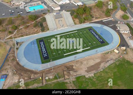 Une vue aérienne de la piste et du terrain de football de l'école secondaire Adolfo Camarillo, le mercredi 6 janvier 2021, à Camarillo, en Californie. Banque D'Images