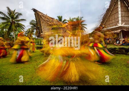 Une image floue de danseurs yapois dans des tenues traditionnelles pour des cerimonies culturelles sur l'île de Yap, Micronésie.
