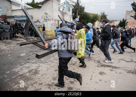 La Paz, Bolivie. 08 janvier 2021. Les hommes tentent d'accéder à la construction de l'association régionale des producteurs de feuilles de coca (ADEPCOCA). La police anti-émeute bolivienne protège le bâtiment. Depuis des années, il y a eu un conflit entre les différents groupes qui tentent de contrôler ADEPCOCA. La situation s'est aggravée après la crise politique de novembre 2019, conduisant à des combats répétés. La production de Coca est légale en Bolivie et les feuilles trouvent une variété d'utilisations. Credit: Radoslaw Czajkowski/dpa/Alay Live News Banque D'Images