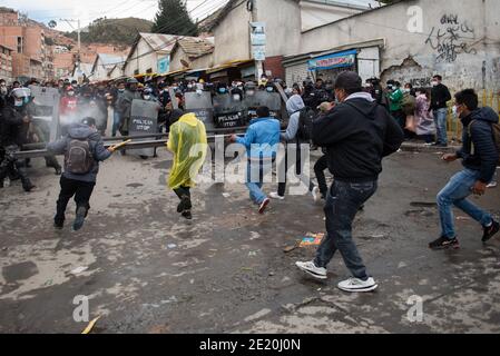 La Paz, Bolivie. 08 janvier 2021. Les hommes tentent d'accéder à la construction de l'association régionale des producteurs de feuilles de coca (ADEPCOCA). La police anti-émeute bolivienne protège le bâtiment. Depuis des années, il y a eu un conflit entre les différents groupes qui tentent de contrôler ADEPCOCA. La situation s'est aggravée après la crise politique de novembre 2019, conduisant à des combats répétés. La production de Coca est légale en Bolivie et les feuilles trouvent une variété d'utilisations. Credit: Radoslaw Czajkowski/dpa/Alay Live News Banque D'Images