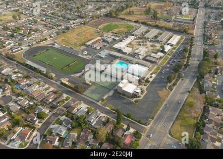 Une vue aérienne de l'école secondaire de Newbury Park, le mercredi 6 janvier 2020, à Newbury Park, en Californie. Banque D'Images