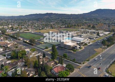 Une vue aérienne de l'école secondaire de Newbury Park, le mercredi 6 janvier 2020, à Newbury Park, en Californie. Banque D'Images