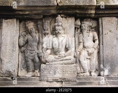 Ancien bas-relief de pierre de méditer l'homme ancien, Temple de Prambanan temple hindou, Yogyakarta, Central Java, Indonésie. Patrimoine mondial de l'UNESCO Banque D'Images